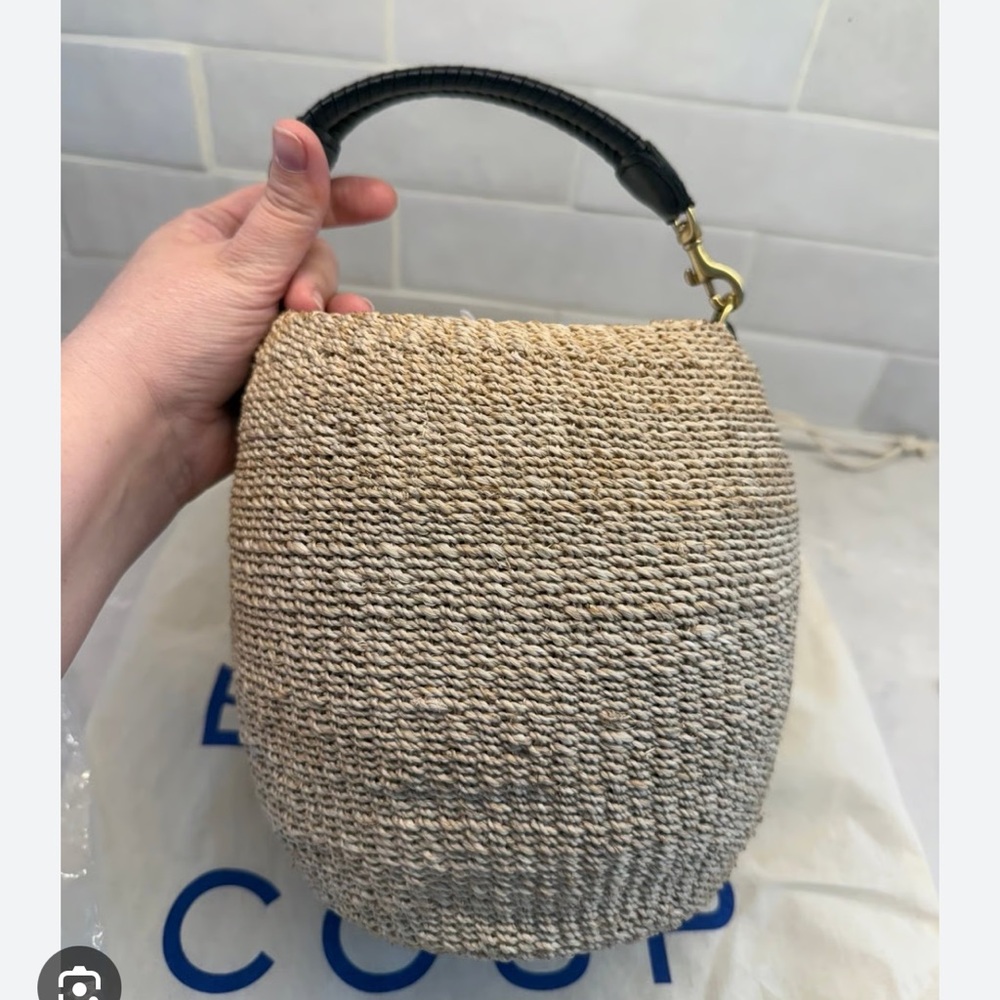 ISO Clare V pot de miel bag with black handle or black handle by itself. Thanks!